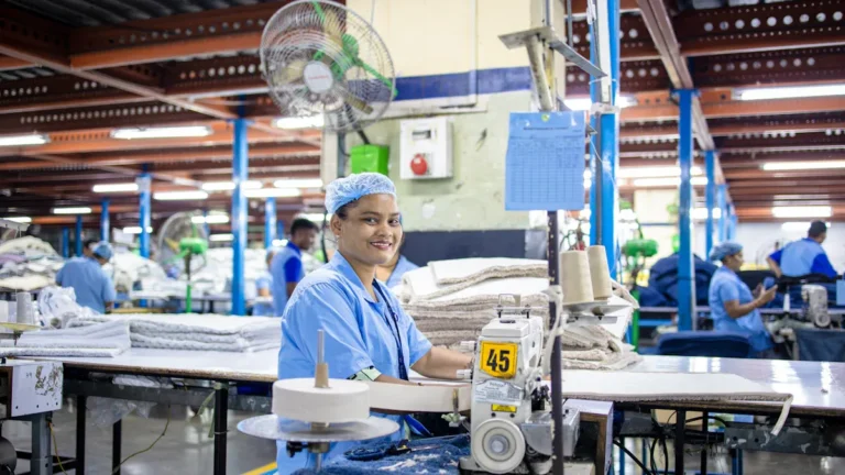 How to Choose the Best Sweater Bulk Production Factory