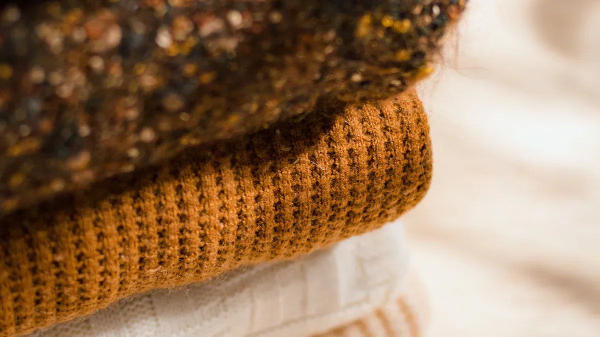 How to Choose the Right Knitwear Factory with Fast Sampling Services