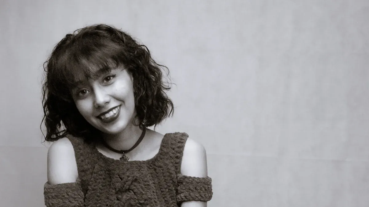 How to Choose the Perfect Layer Under a Knitted Tank Top for Comfort and Style